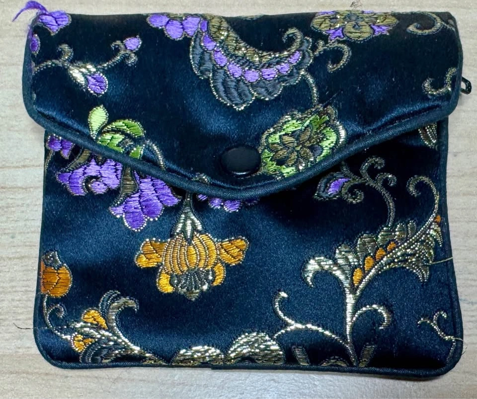 2 pairs of vintage earrings in a beautiful pouch and zipper - photo 4