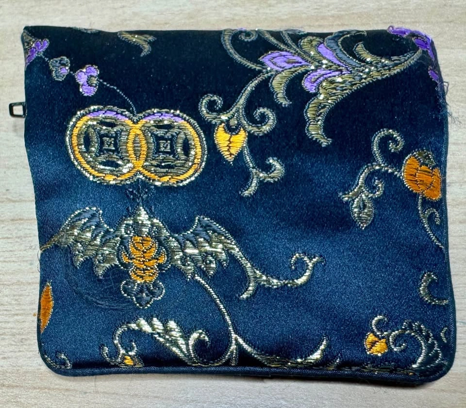 2 pairs of vintage earrings in a beautiful pouch and zipper - photo 5