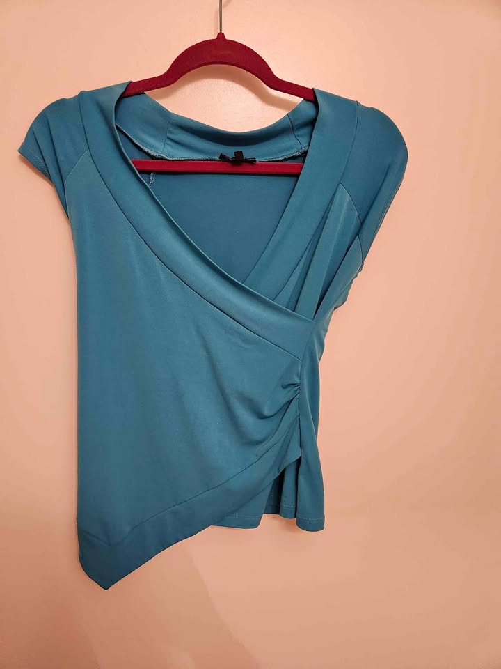 Blue/teal top