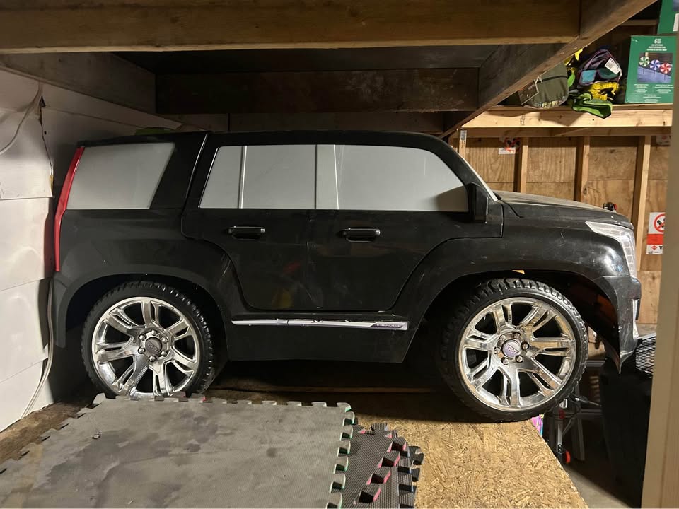 2 seater power wheels Escalade 12 V radio - photo 2