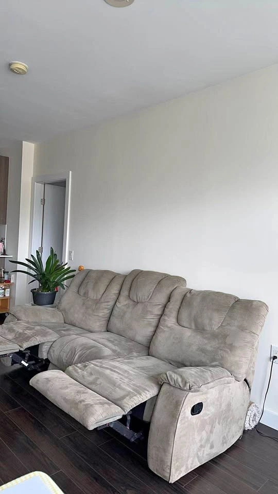 Comfy 3-Seat Manual Recliner Sofa - Clean & Well Maintained