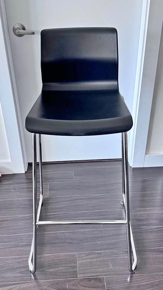 Sleek 30” Bar-Height Stool – Black & Chrome