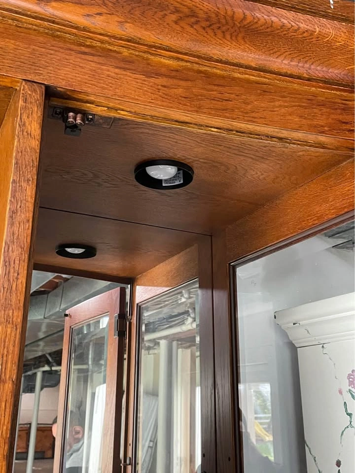 Solid Wood Dining Room Hutch with Built-in Lights - photo 4