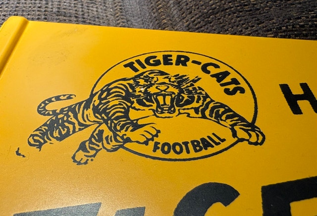 1970s Hamilton Tiger-Cats Small Plastic Pennant - photo 3