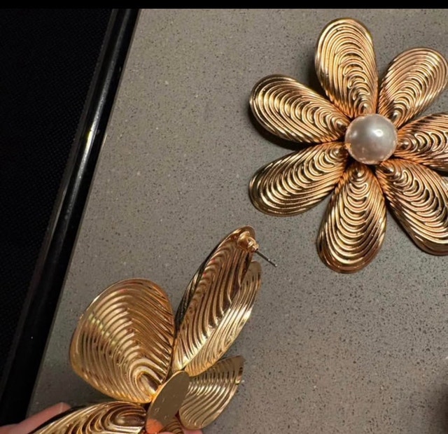 Oversized Flower Earrings - photo 3