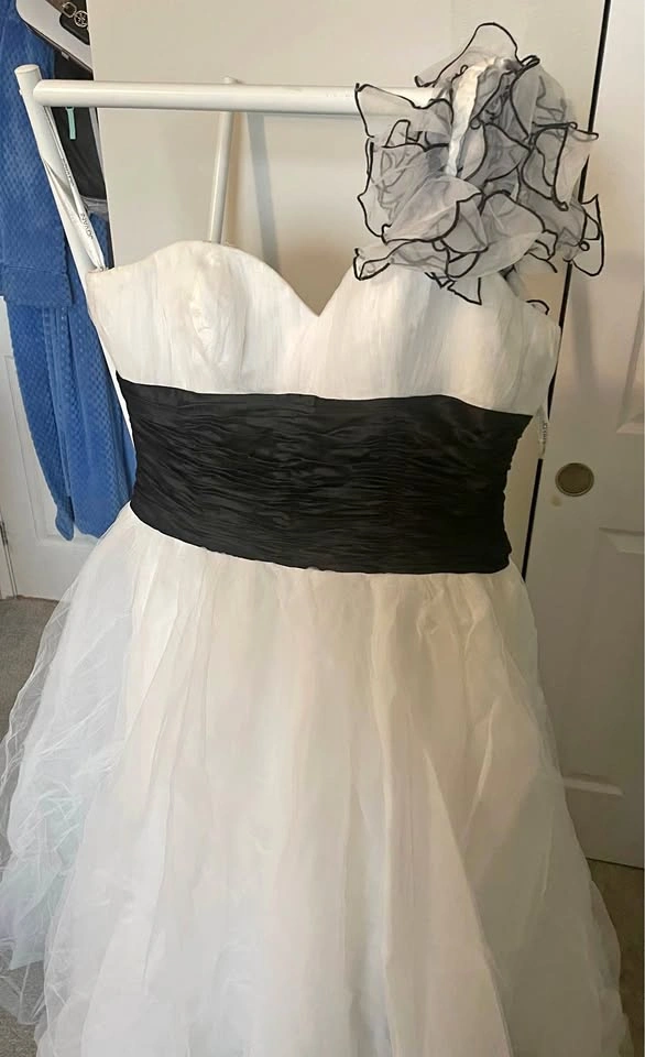 Size 18 Black & White Grad Dress – Elegant & Unique