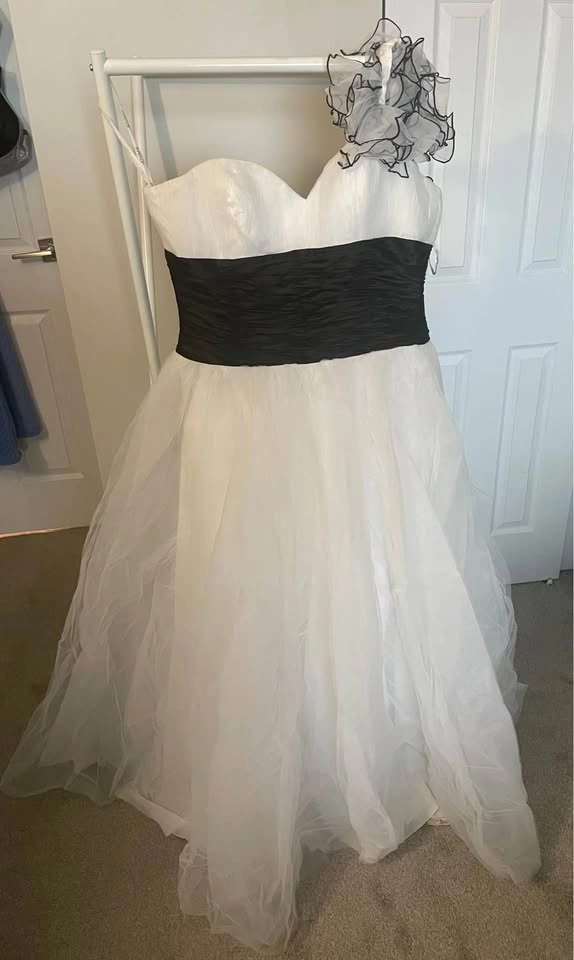 Size 18 Black & White Grad Dress – Elegant & Unique - photo 2