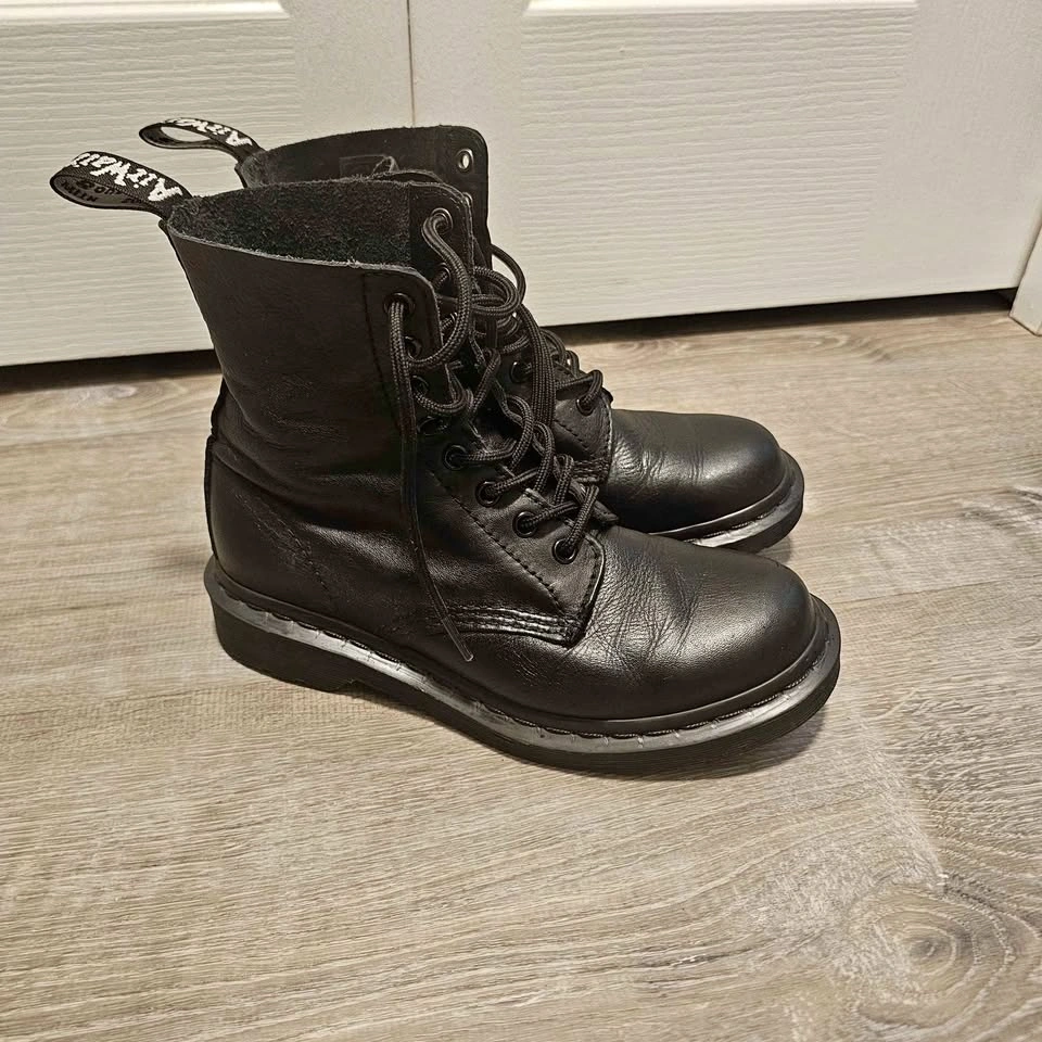 Dr. Martens Pascal Mono Black Leather Boots Size 7