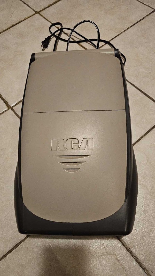 RCA Portable VHS Player with LCD Screen - photo 3