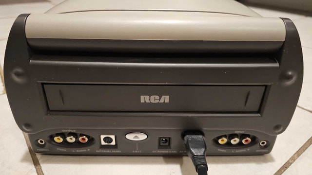 RCA Portable VHS Player with LCD Screen - photo 4