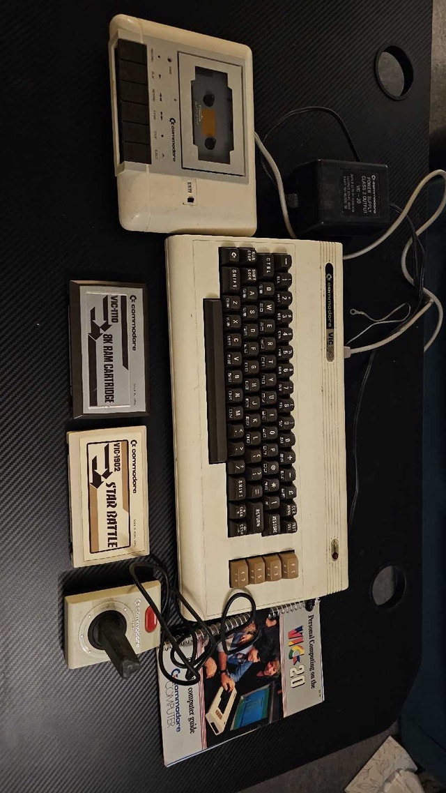Commodore 128, 64, Vic 20 - Vintage Computer Collection - photo 3