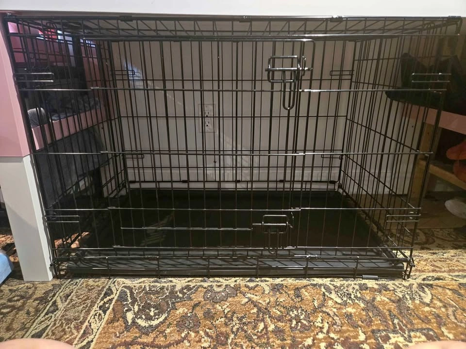 MOVING OUT SALE !! PETSMART Black Dog Crate with Tray