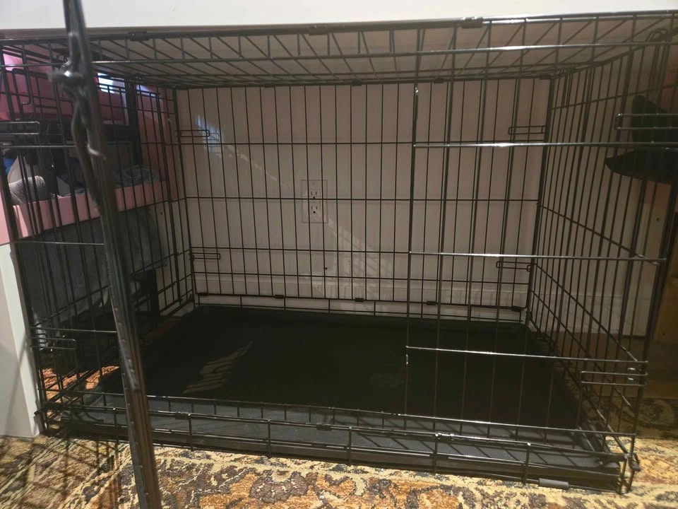 MOVING OUT SALE !! PETSMART Black Dog Crate with Tray - photo 2