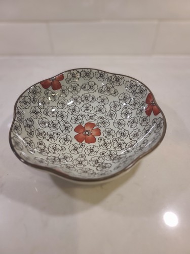 Takasago Scalloped Porcelain Bowl - Red Plum Blossom Motif - Mic - photo 2