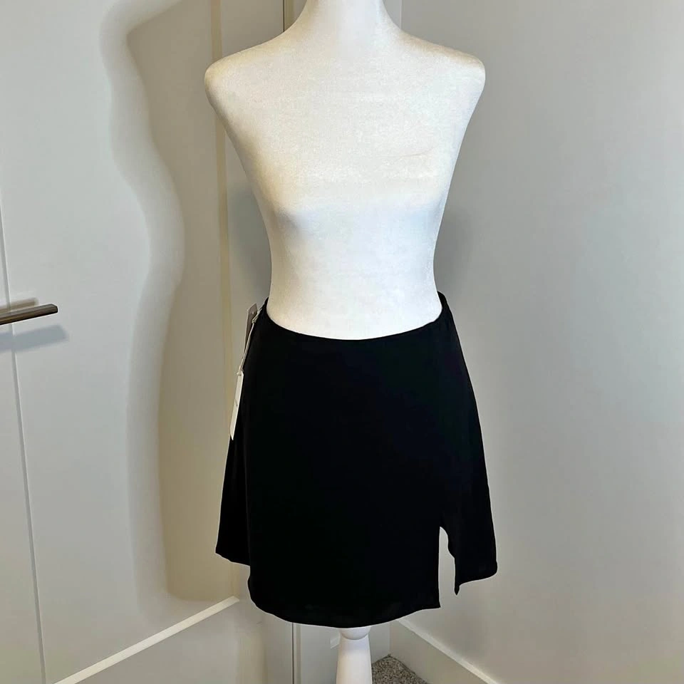 Aritzia SUNDAY BEST Black A-Line Skirt (NWT)