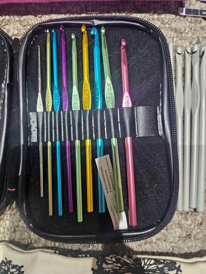 Big Crochet Hook Set & Accessories - photo 3