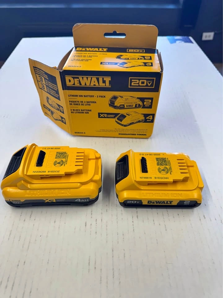 DEWALT 20V MAX Lithium-Ion 4.0 Ah and 2.0Ah Battery Packs (2-Pac