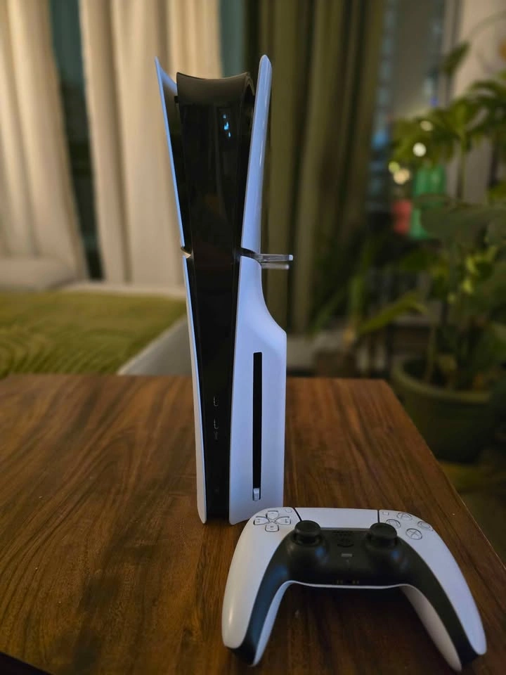 PS5 Slim with Disk Drive - photo 3