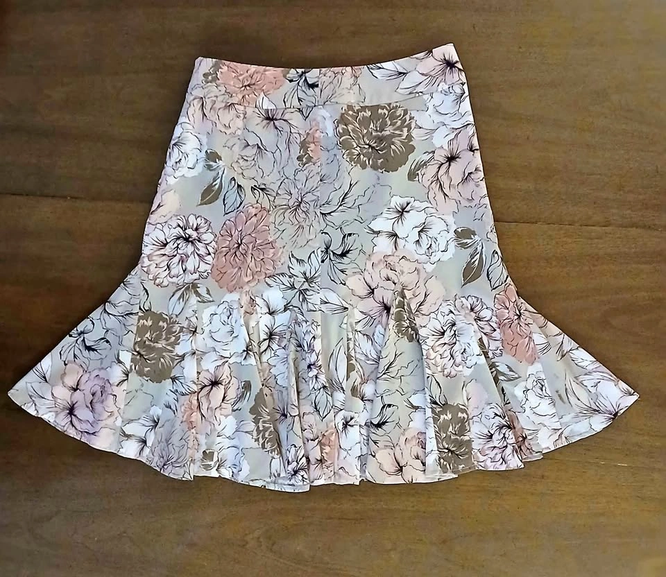 Flower Print Skirt. Cleo Petites. Size 2. New. Light Brown-Peach