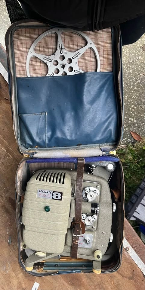 Vintage Sekonic 8 Classic 8mm Film Projector Model 30C w/ Case - photo 2
