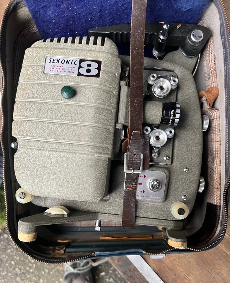 Vintage Sekonic 8 Classic 8mm Film Projector Model 30C w/ Case - photo 4