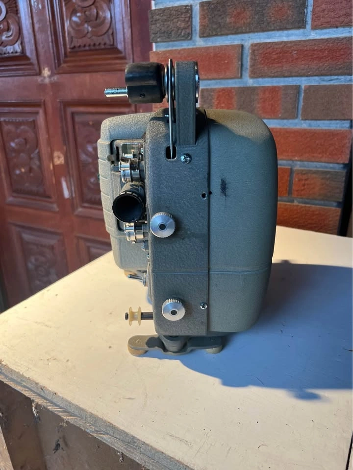 Vintage Sekonic 8 Classic 8mm Film Projector Model 30C w/ Case - photo 5