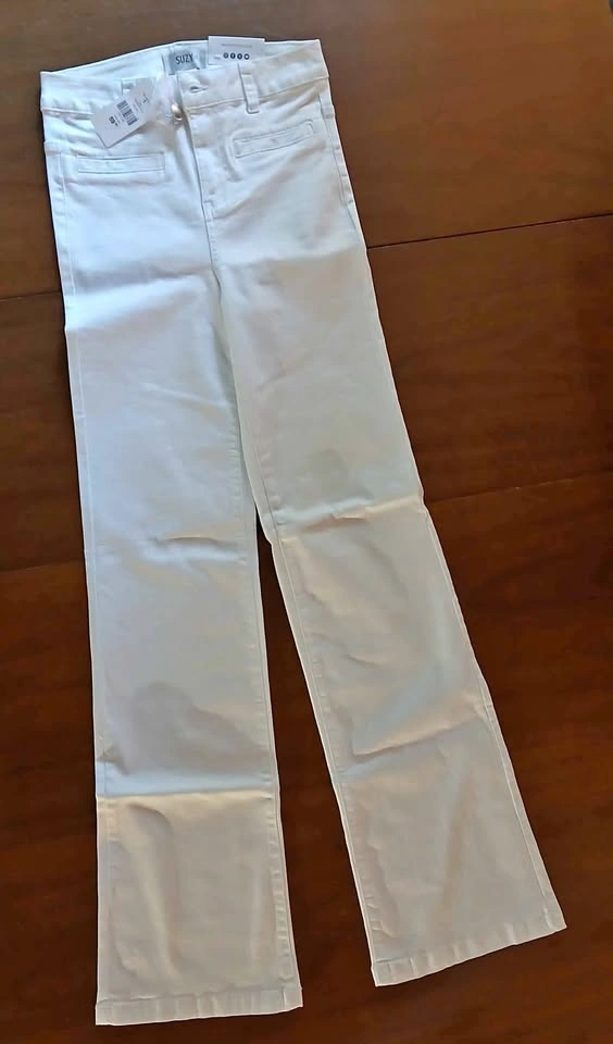 White High Waist Flare Leg Suzy Shier Jeans. Stretchy. Size 1. B