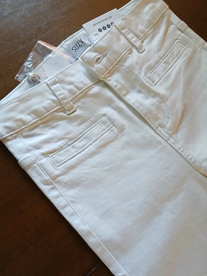 White High Waist Flare Leg Suzy Shier Jeans. Stretchy. Size 1. B - photo 2