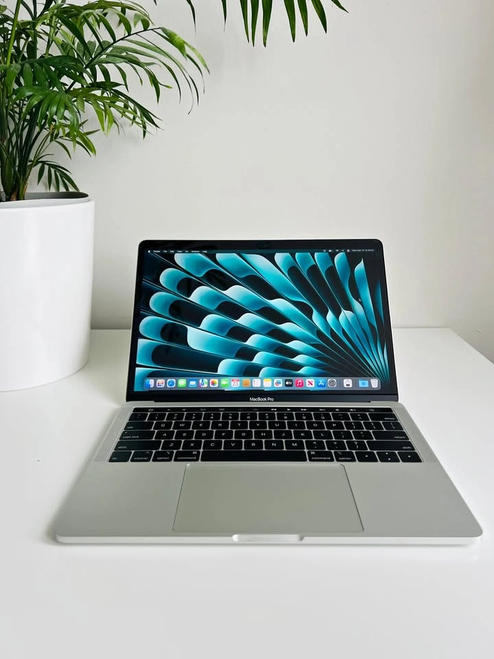 2018 Macbook Pro Touchbar 16GB RAM 256GB SSD