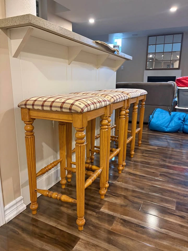 Solid Wood Bar Stools (Set of 4) | Upholstered Seats | Classic D
