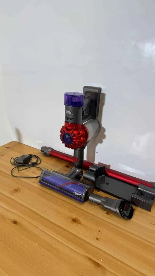 Dyson V8 Cordless Vacuum Powerful Lightweight - photo 3
