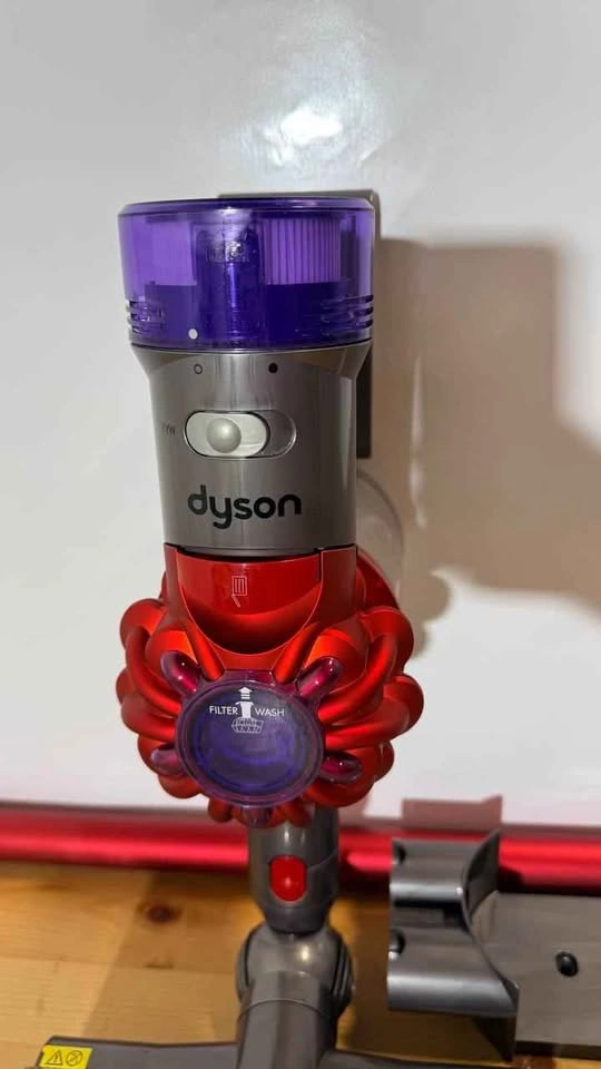 Dyson V8 Cordless Vacuum Powerful Lightweight - photo 4