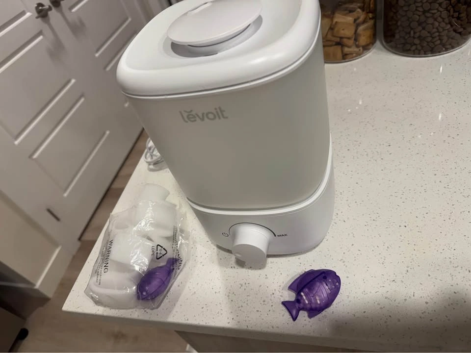Levoit 2.5L Humidifier + Extra Filters – Like New - photo 2