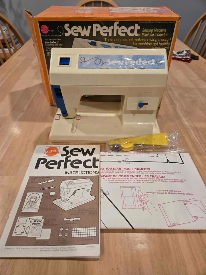 Sew perfect TOY sewing machine by Mattel - photo 2