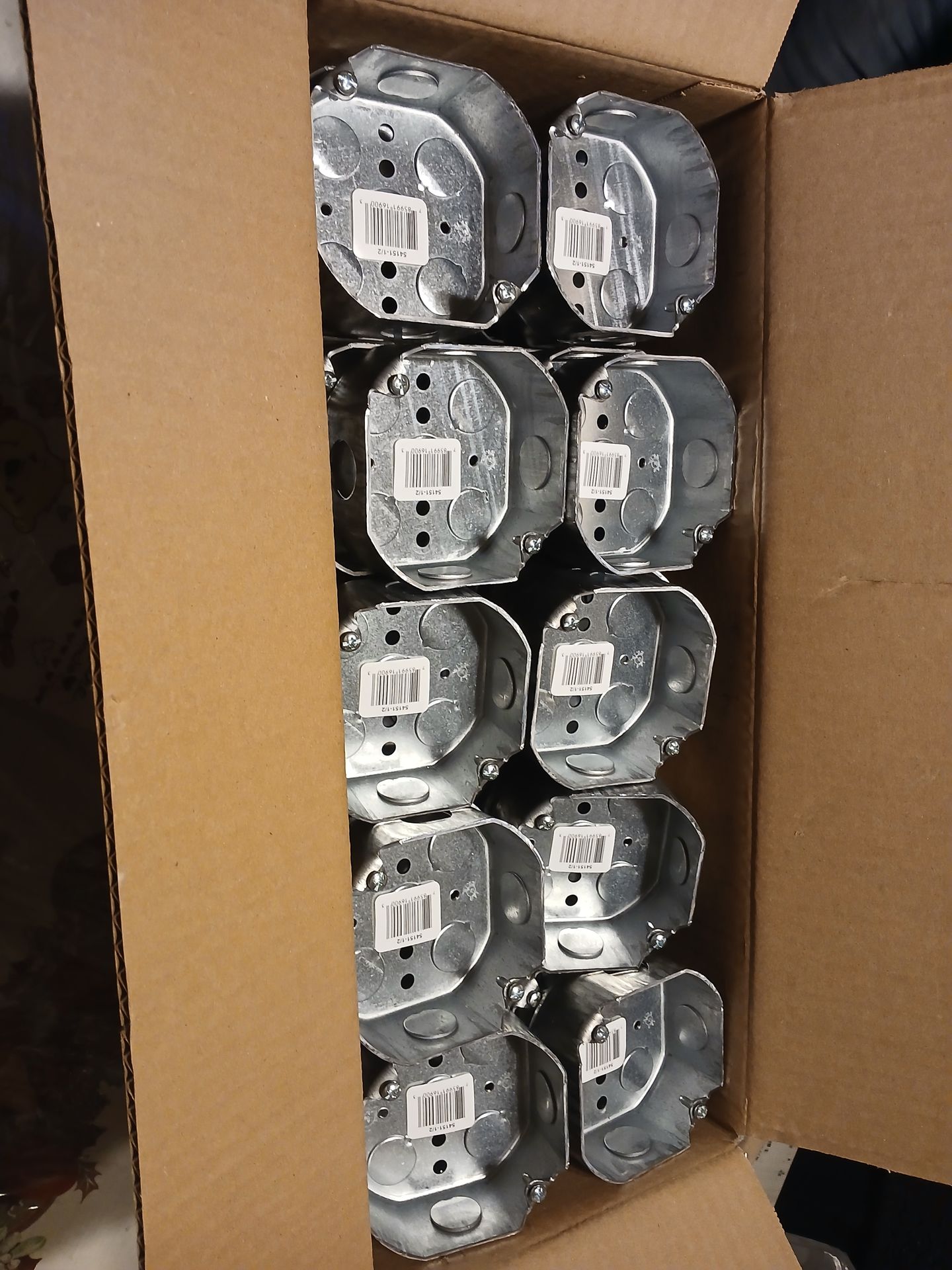 4 boxes of 4" octagon electrical boxes - photo 4