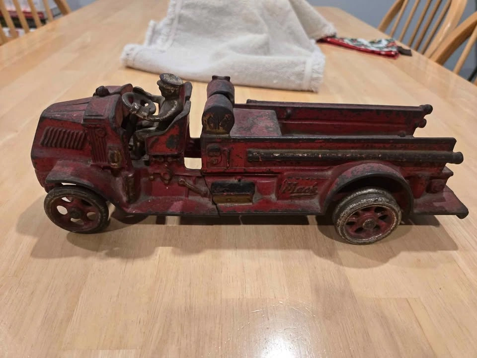 Arcade Cast Mack Truck with Driver - photo 2