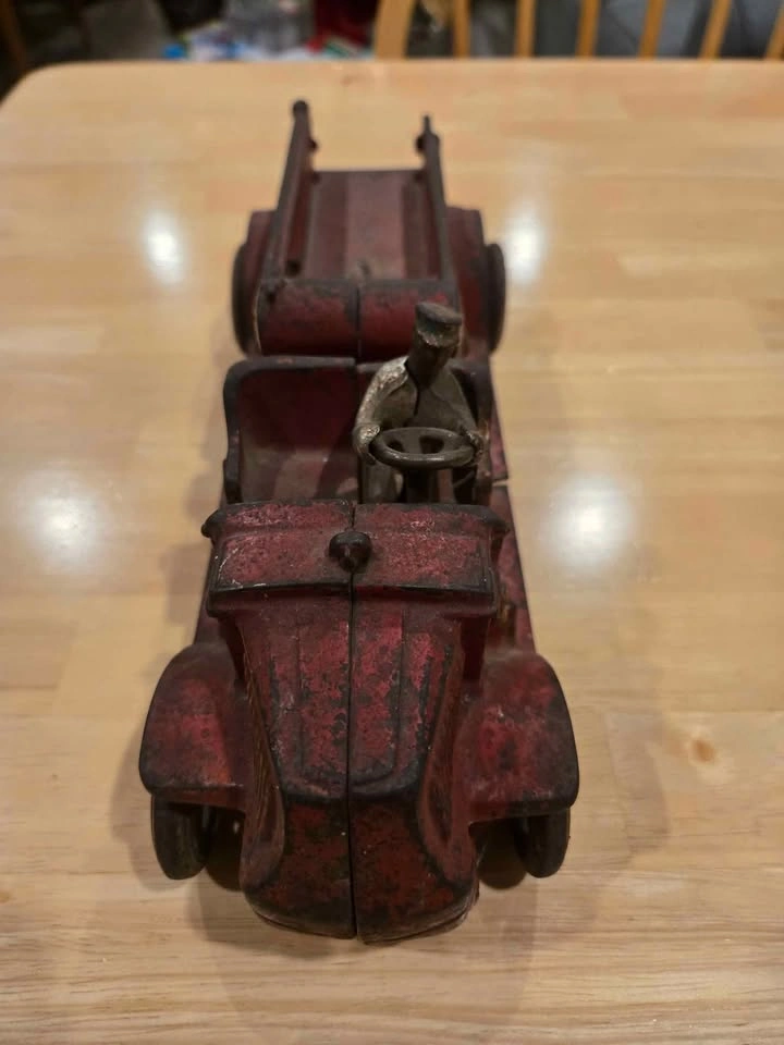 Arcade Cast Mack Truck with Driver - photo 3