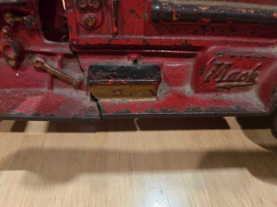Arcade Cast Mack Truck with Driver - photo 5