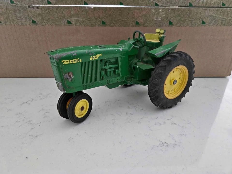 John Deere Tractor and Wagon - 1/16 Scale