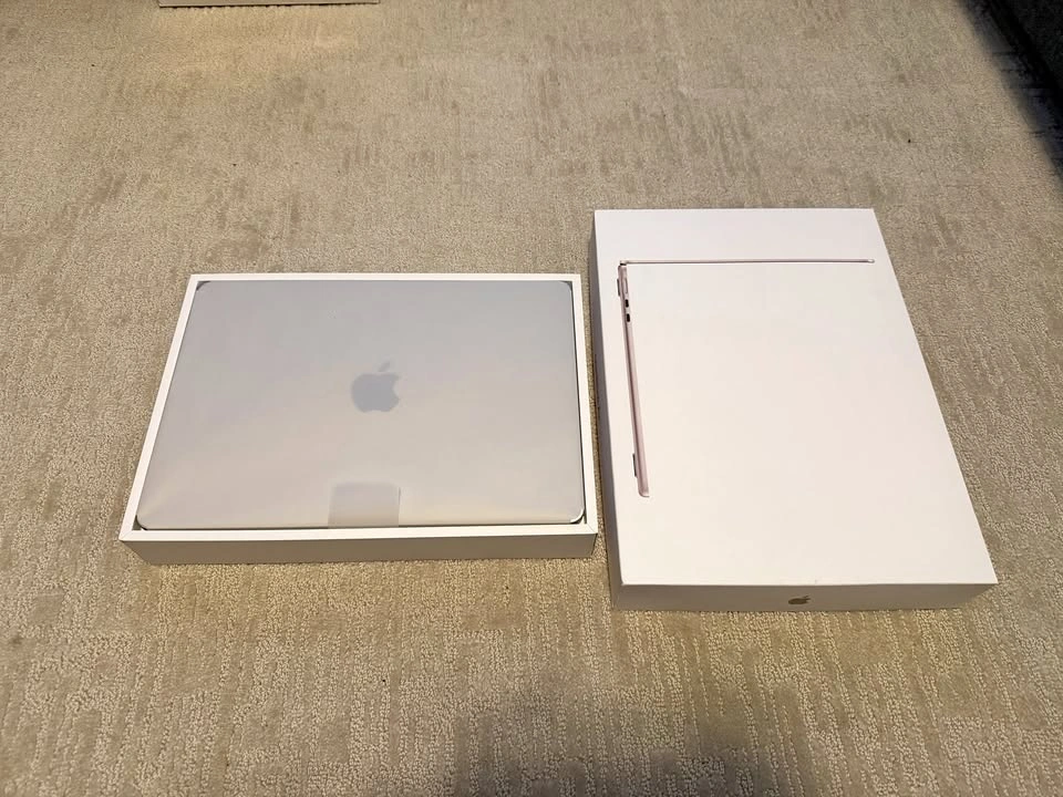 MacBook Air 13" M3 Laptop - Starlight