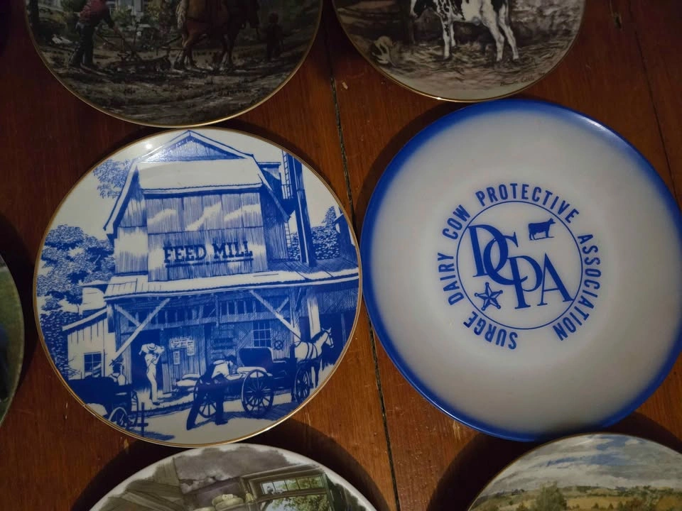Collector plates with farm scenes - photo 2