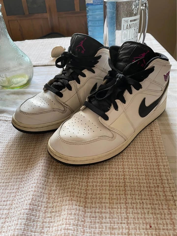 Air Jordan 1s - Mids - Size 6.5Y - photo 2