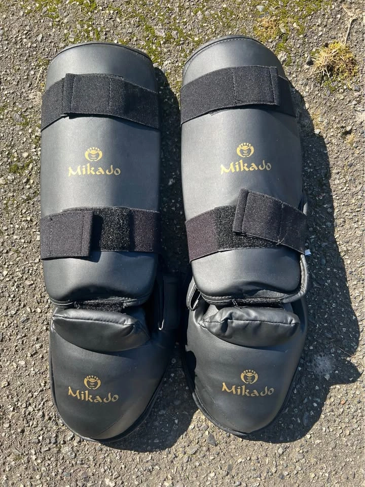 Shin/Foot Pads, Kickboxing Gloves, and 16oz Boxing Gloves - photo 2