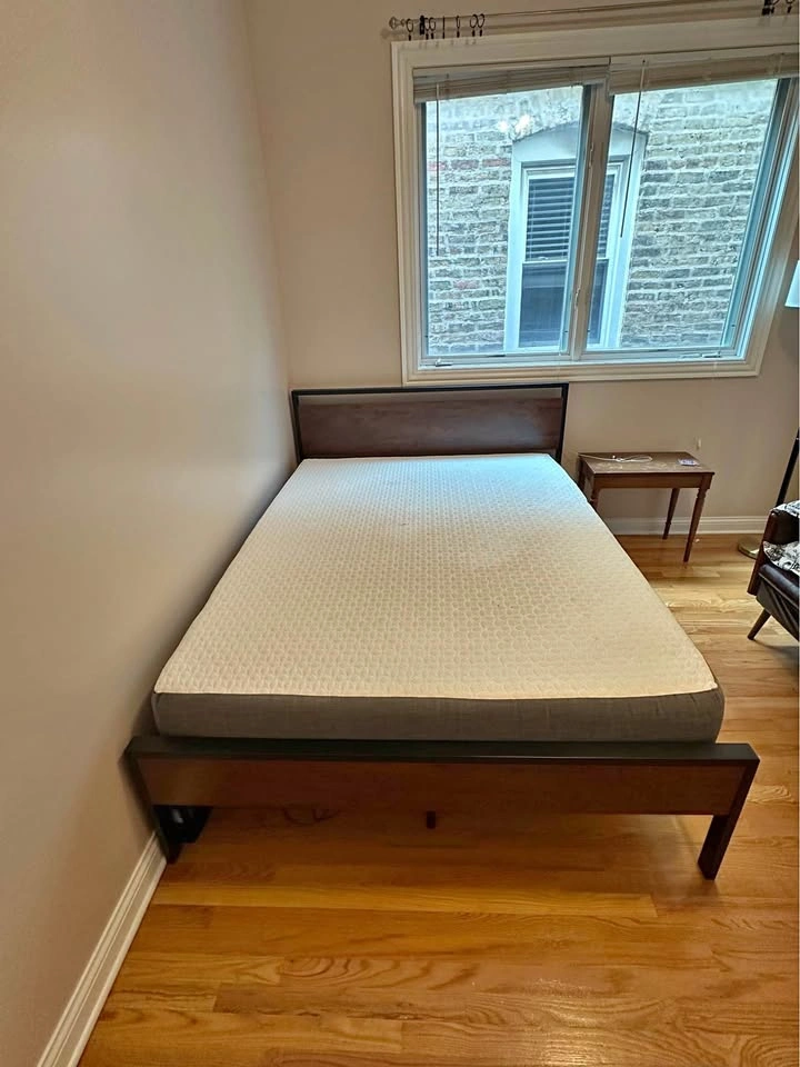 Used Queen Mattress in Great Condition (not including bed frame)