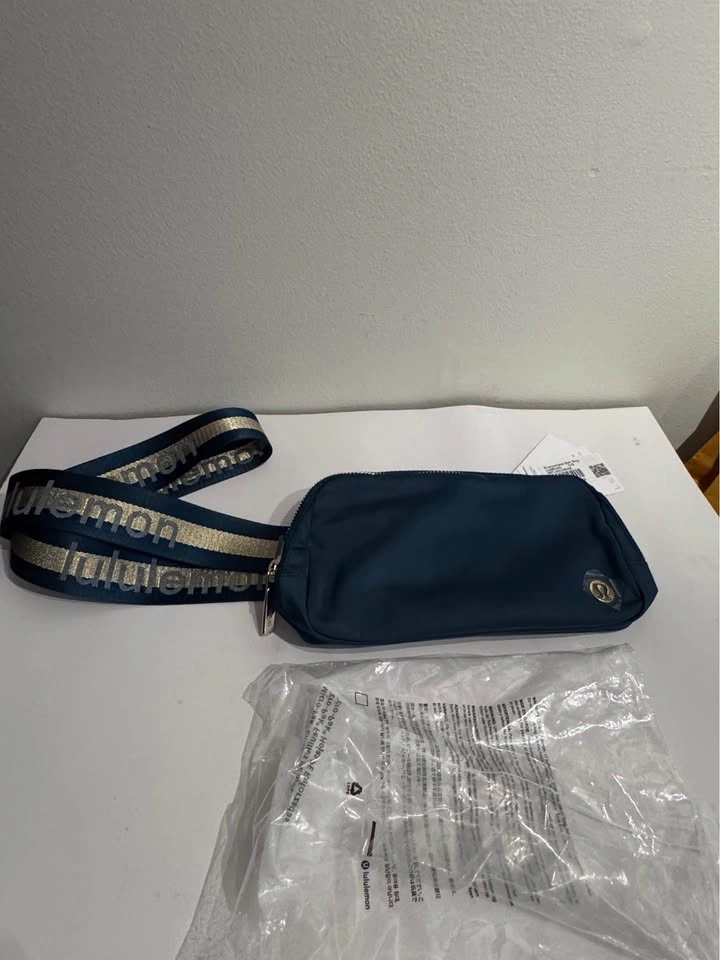 Lululemon Belt Bag - photo 2