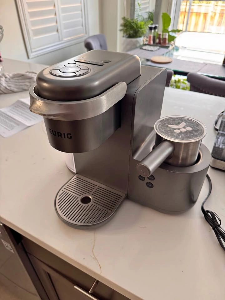 KEURIG SINGLE SERVE COFFEE - LATTE CAPPUCCINO MAKER LIKE NEW