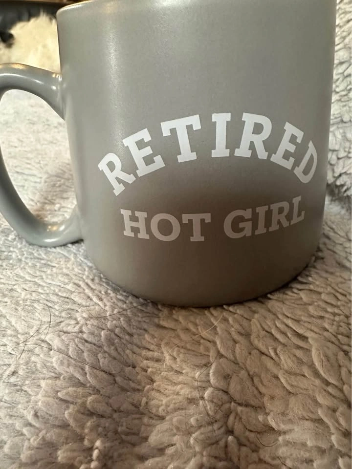 "RETIRED HOT GIRL" COFFEE MUG - photo 2