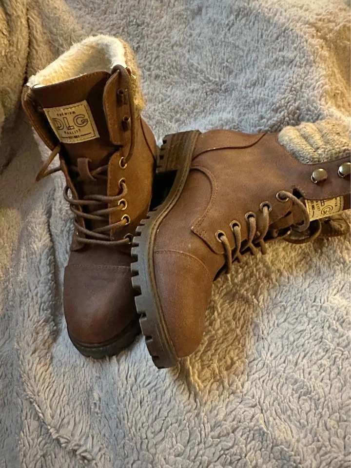 DLG Laila Womens Vegan Leather Lace up Boot size 6
