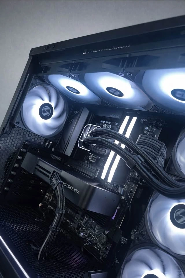 BRAND NEW 5070 FE - 7800x3d Gaming PC - photo 4