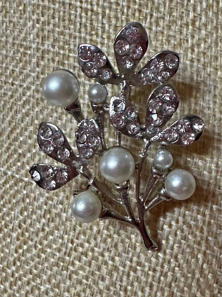 Floral Design Faux Pearl Rhinestone Brooch